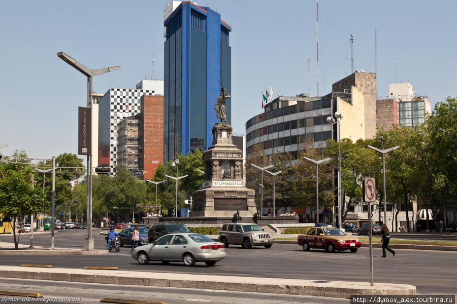 На Реформе много памятников и фонтанов Мехико, Мексика