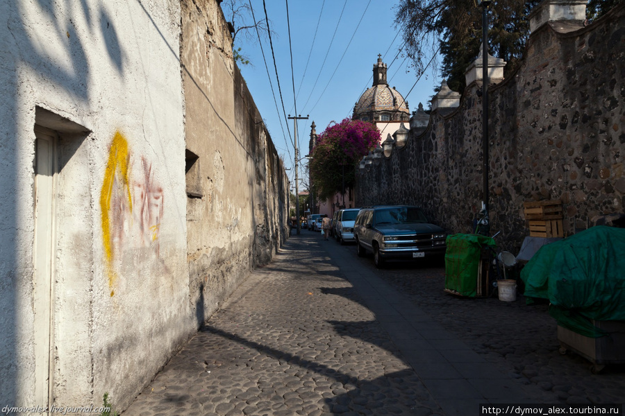 И, все-таки, это Латинская Америка, где серые улицы сочетаются с красивыми старинными зданиями Мехико, Мексика