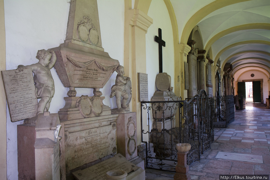 Кладбище при церкви св. Себастьяна, построенной в 1512 году Зальцбург, Австрия