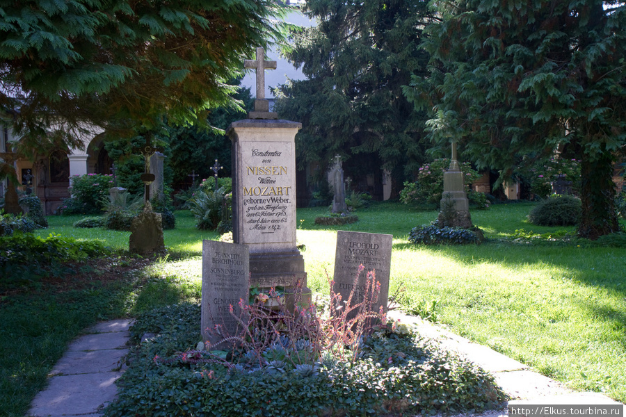 Могила отца Моцарта, сам Моцарт похоронен в Вене Зальцбург, Австрия