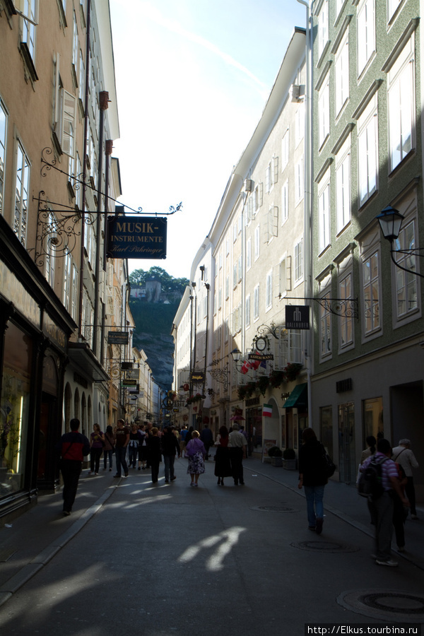 Улица Гетрайдегассе (Getreidegasse). Небольшая старинная улочка, идущая от Резиденцплац через весь старый город. На улице находится дом, где родился В. А. Моцарт. Зальцбург, Австрия