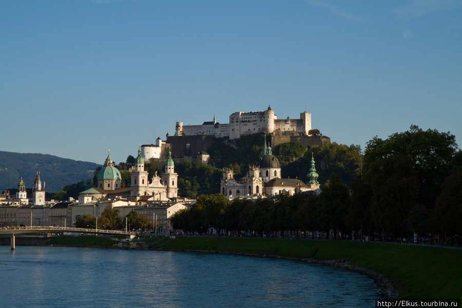 Крепость Хоэнзальцбург (нем. Hohensalzburg) — одна из крупнейших средневековых крепостей Европы. Расположена на вершине горы Фестунг рядом с Зальцбургом, Австрия.
Кропость давлеет над городом Зальцбург, Австрия