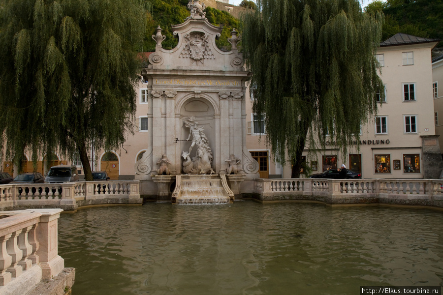 Фонтан — Нептун (скульптор Антон Пфаффингер. 1732 г.), раньше в фонтане (официально — тут была их купальня!) плескались лошади Соборного совета. Зальцбург, Австрия