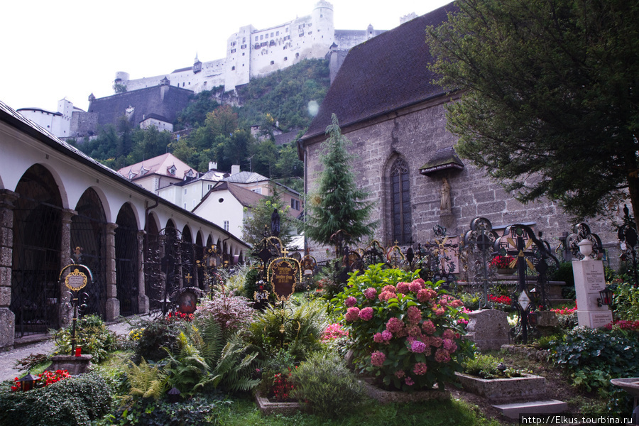 Кладбище святого Петра. Тут есть катакомбы, но они были как раз в это время закрыты Зальцбург, Австрия