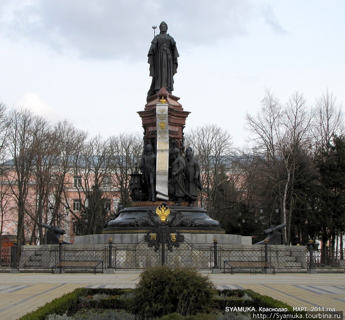 Краснодарцы по праву гордятся памятником Екатерине II, воссозданном по старым фотографиям скульптором А. Аполлоновым. Краснодар, Россия
