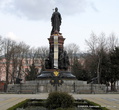 Краснодарцы по праву гордятся памятником Екатерине II, воссозданном по старым фотографиям скульптором А. Аполлоновым.