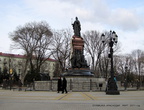 Памятник установлен в Старом городе на том же месте, где он стоял до революции.