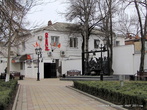 В 2008 году по мотивам картины И. Репина недалеко от Художественного музея установлен барельеф по мотивам картины И. Репина Запорожцы пишут письмо турецкому султану.