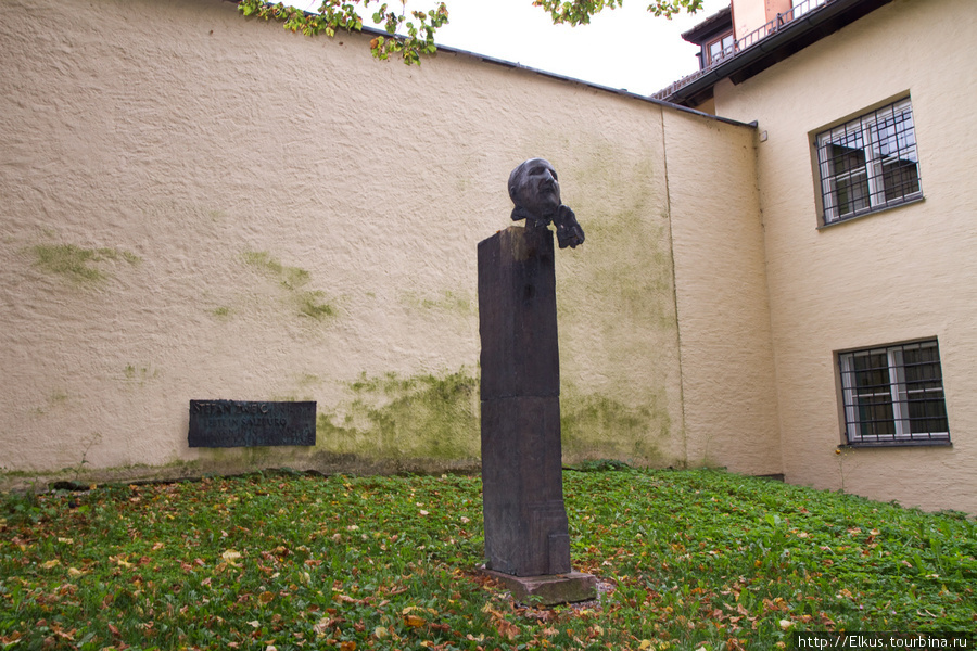Памятник Стефану Цвейгу, его вилла была наверху Зальцбург, Австрия