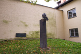 Памятник Стефану Цвейгу, его вилла была наверху
