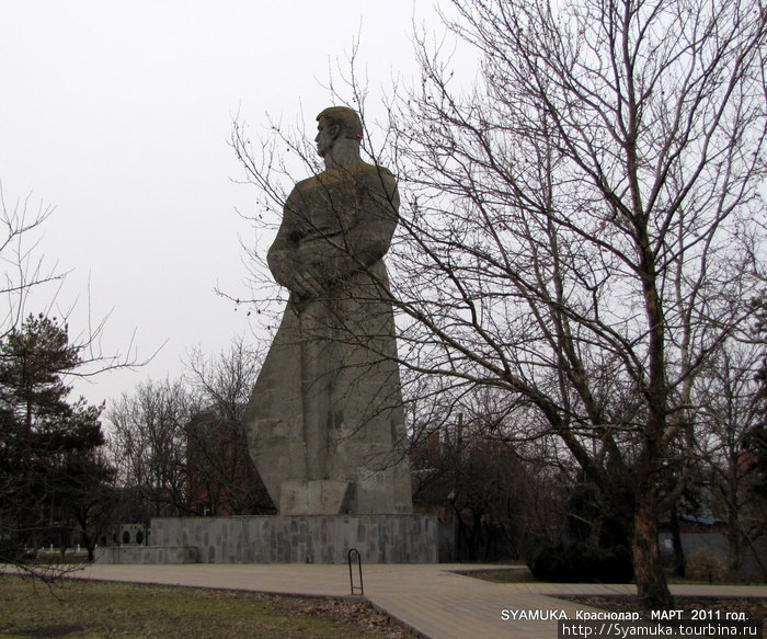 Монумент Человеку-Созидателю (1967 год, скульптор и архитектор О.А.Коломойцев), посвященный молодым советским рабочим. Монумент был задуман, как Памятник Труду, но среди горожан название не прижилось и до сих пор памятник называют Фантомас. Краснодар, Россия