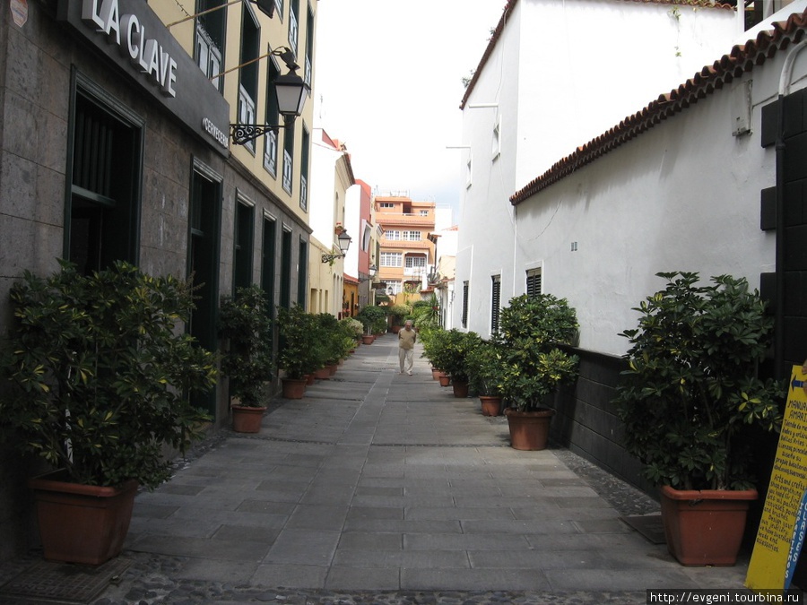 очаровательная улочка Calle de la Verdad Пуэрто-де-ла-Крус, остров Тенерифе, Испания