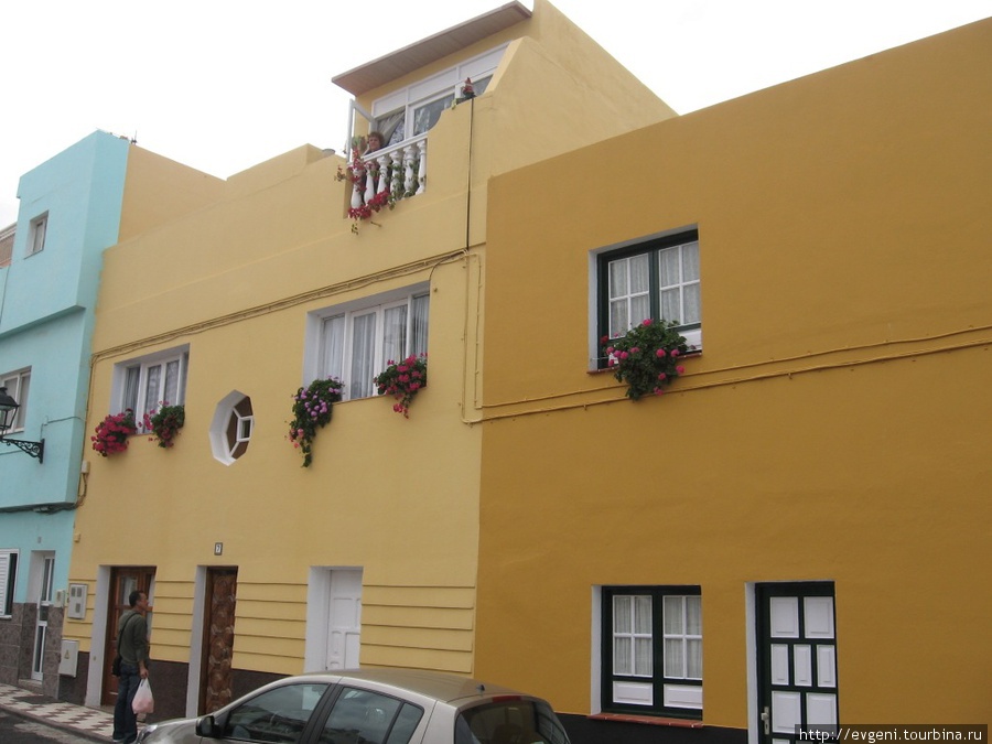 дома в районе Пунта Браво, красиво украшены цветами... Пуэрто-де-ла-Крус, остров Тенерифе, Испания