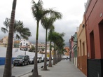красивая улочка Calle de Mequines — 
— идёт от Playa Jardin, к пл. Charca