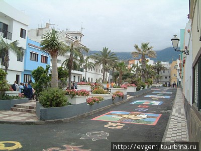маленькая, уютная площадь района Пунта Браво в Пуэрто Крузе Пуэрто-де-ла-Крус, остров Тенерифе, Испания