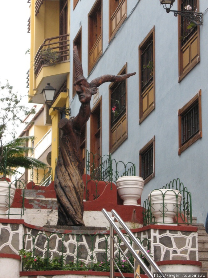 улица Irirarte -деревянная скульптура Пуэрто-де-ла-Крус, остров Тенерифе, Испания