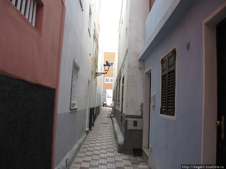 улочка в районе Пунта Браво — как в Таллинне Пуэрто-де-ла-Крус, остров Тенерифе, Испания