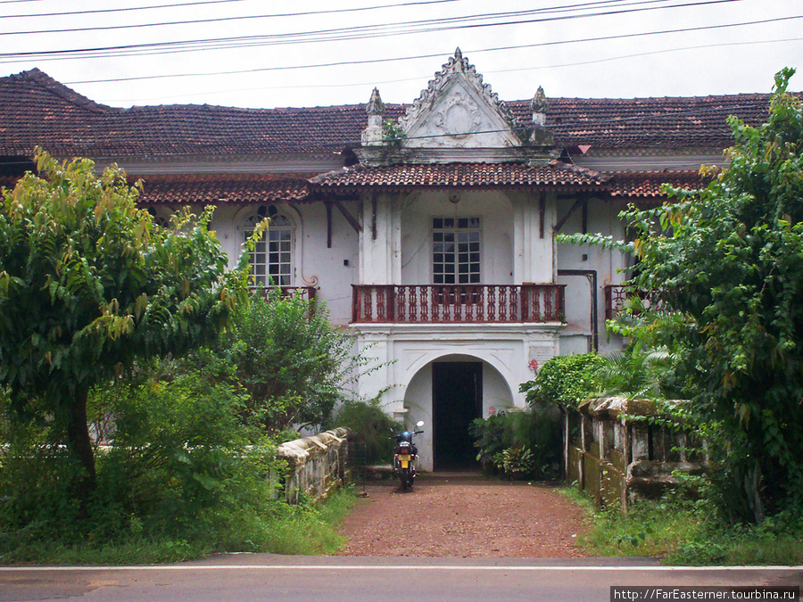 Дом Браганса, центральный вход с балкао (портиком) Чандор, Индия