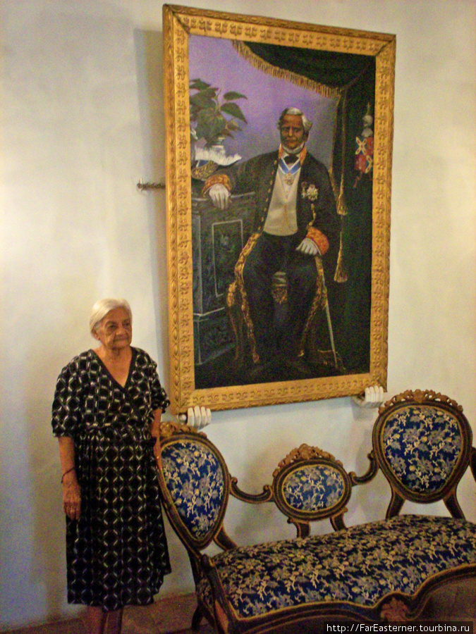 Аида де Менезес-Браганса позирует перед портретом знаменитого предка. Чандор, Индия