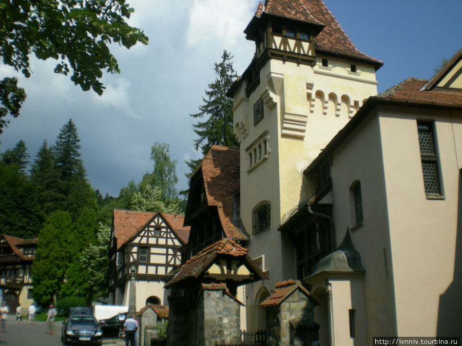 Рядом с замками находится очень много различных кафешек и отелей выполненных в таком же стиле Синая, Румыния