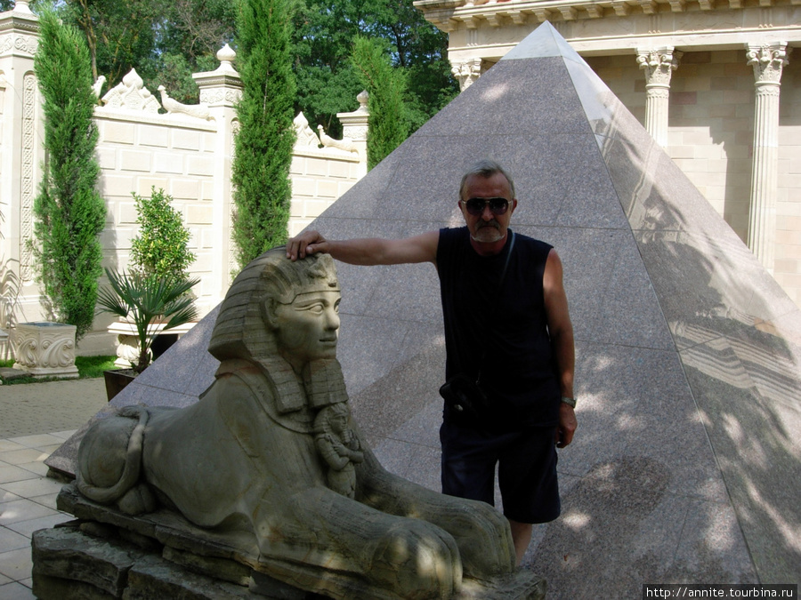 Пирамида и сфинкс. Кабардинка, Россия