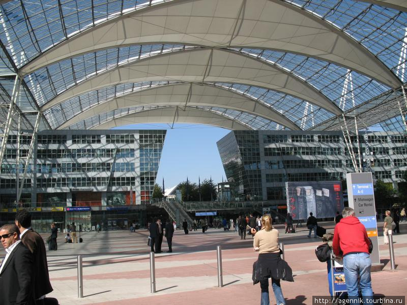 Площадь перед терминалом — гостиница и конгресс-холл Мюнхен, Германия
