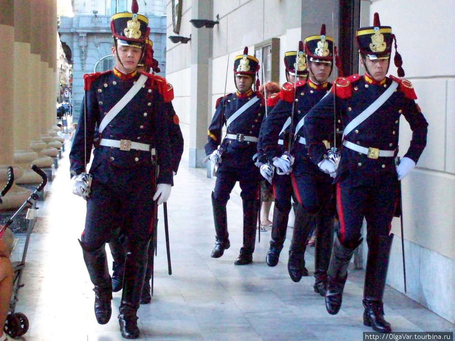 Чеканный шаг гранадеррос  перед зданием, где упокоен прославленный генерал Сан-Мартин Буэнос-Айрес, Аргентина