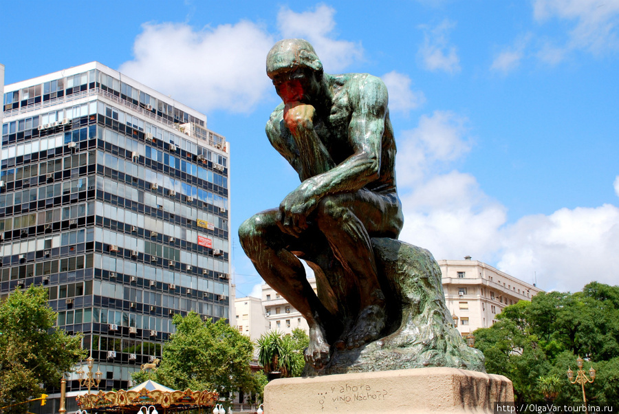 Роденовский Мыслитель очень гармонично смотрится на площади перед Капитолием Буэнос-Айрес, Аргентина