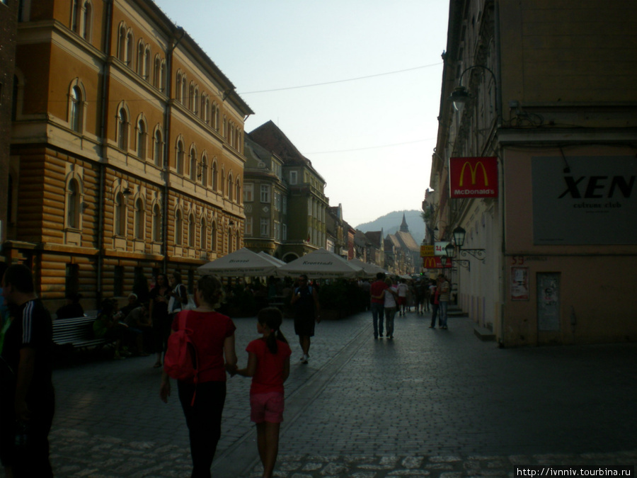 центральная улица старого города Брашов, Румыния