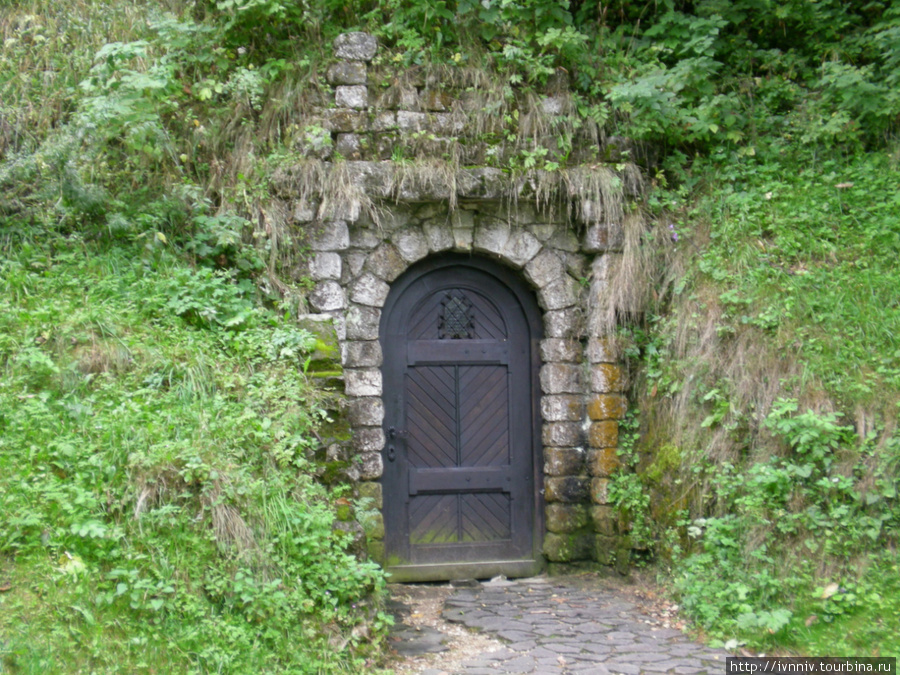 черный вход в замок Брашов, Румыния