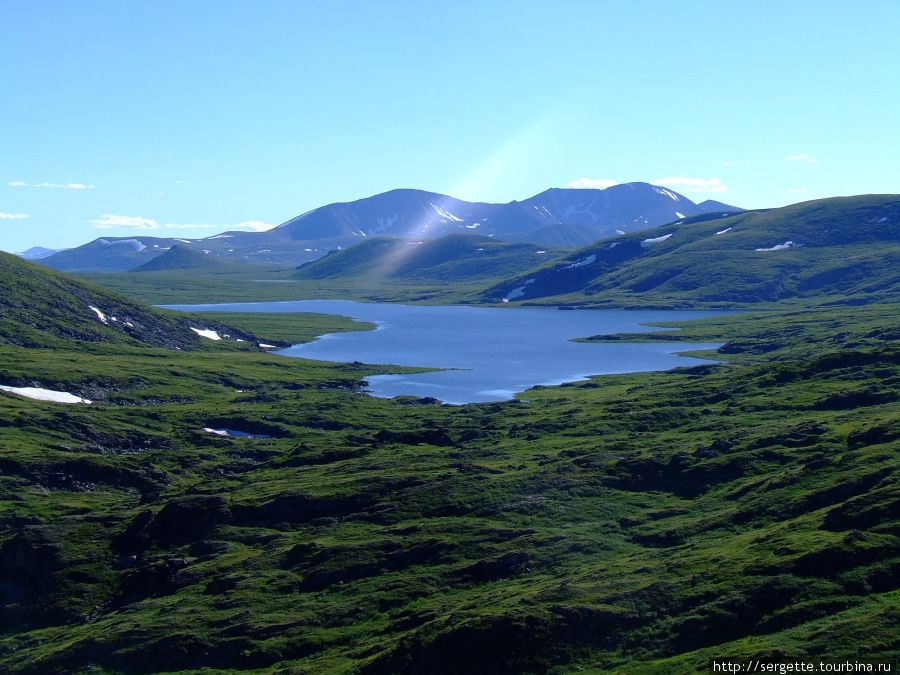 Высокогорное плато Улуг Холь расположено на высоте более 2000 метров. Имеет несколько озер. Некоторые имеют водосброс в Туву. А это, самое большое в Хакасию.