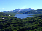 Высокогорное плато Улуг Холь расположено на высоте более 2000 метров. Имеет несколько озер. Некоторые имеют водосброс в Туву. А это, самое большое в Хакасию.