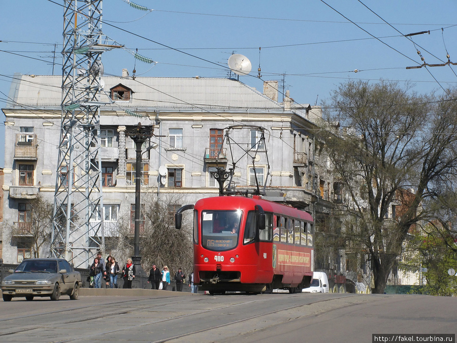 Т3ВПА на Московском проспекте,следует по мосту через реку Харьков. Харьков, Украина