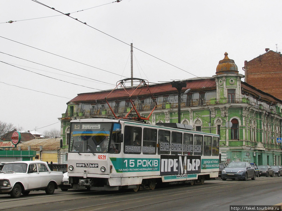 Татра Т6В5 выехал с улицы Полтавский шлях на мост через реку Лопань. Харьков, Украина