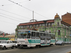 Татра Т6В5 выехал с улицы Полтавский шлях на мост через реку Лопань.