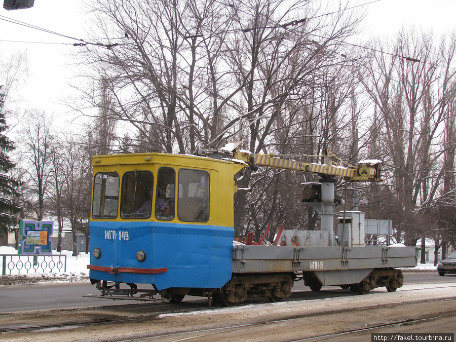 Самоходная грузовая платформа с краном на базе трамвая МТВ-82  вначале улицы Академика Павлова. Харьков, Украина