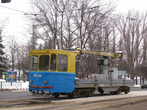 Самоходная грузовая платформа с краном на базе трамвая МТВ-82  вначале улицы Академика Павлова.