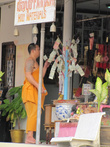 Утро. Монах подправляет хлебное денежное дерево.