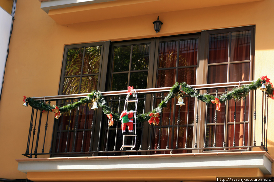 такими веселыми Санта-Клаусами украшены многие дома на Тенерифе Остров Тенерифе, Испания