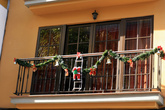 такими веселыми Санта-Клаусами украшены многие дома на Тенерифе