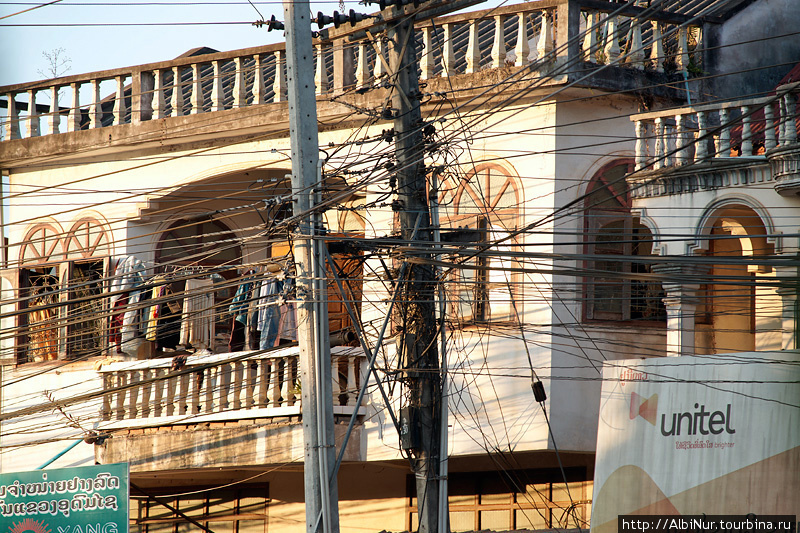 Электропроводка в Лаосе поражает своей хаотичностью. Протягивают черт знает как и где, прямо через балконы домов, неряшливыми пучками через улицы, перегораживая окна. Как они в этом потом разбираются непонятно. Сай, Лаос