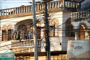 Электропроводка в Лаосе поражает своей хаотичностью. Протягивают черт знает как и где, прямо через балконы домов, неряшливыми пучками через улицы, перегораживая окна. Как они в этом потом разбираются непонятно.