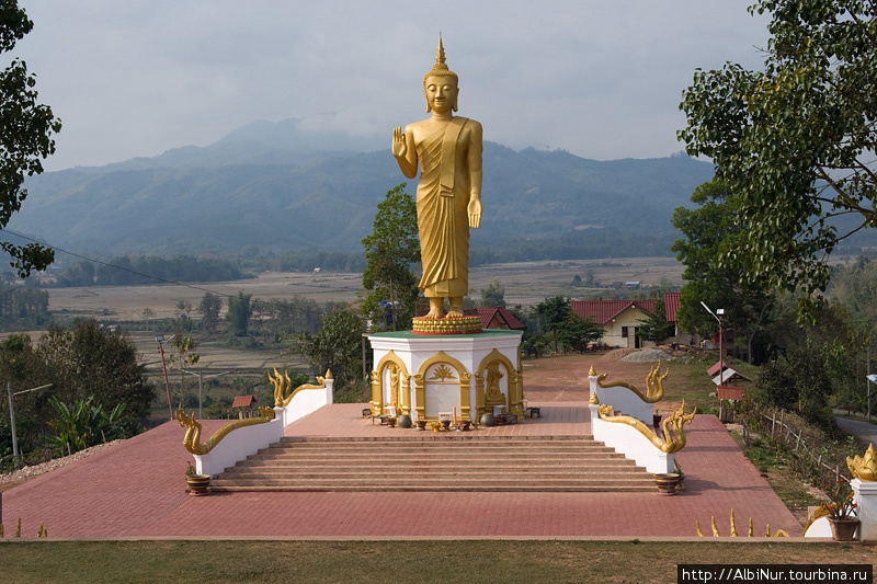 Лаос неотделим от буддизма. Любые изображения Будды запрещены к вывозу из страны. Нас эта сторона страны интересует с точки зрения наличия буддистких храмов в городах, в которых можно ночевать — такого опыта у нас еще нет. Сай, Лаос