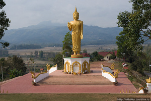 Лаос неотделим от буддизма. Любые изображения Будды запрещены к вывозу из страны. Нас эта сторона страны интересует с точки зрения наличия буддистких храмов в городах, в которых можно ночевать — такого опыта у нас еще нет.
