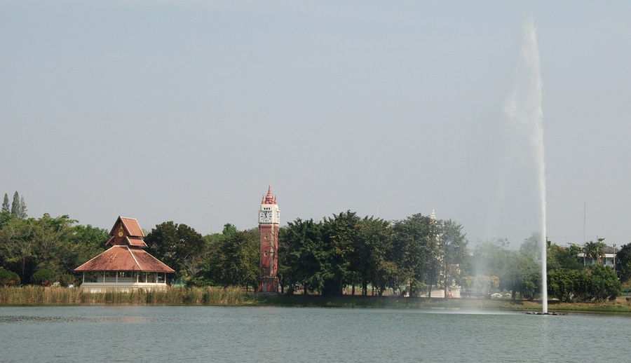 фонтан из озера прям как в Женеве Паттайя, Таиланд