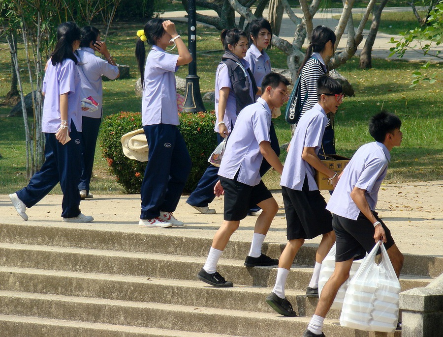 школьники проводят там занятия и пикники Паттайя, Таиланд