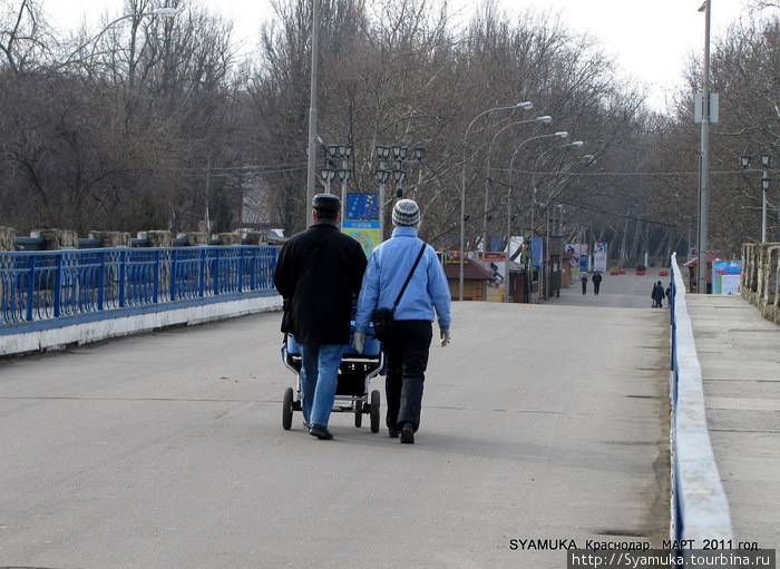 На остров можно попасть через большой мост. Краснодар, Россия