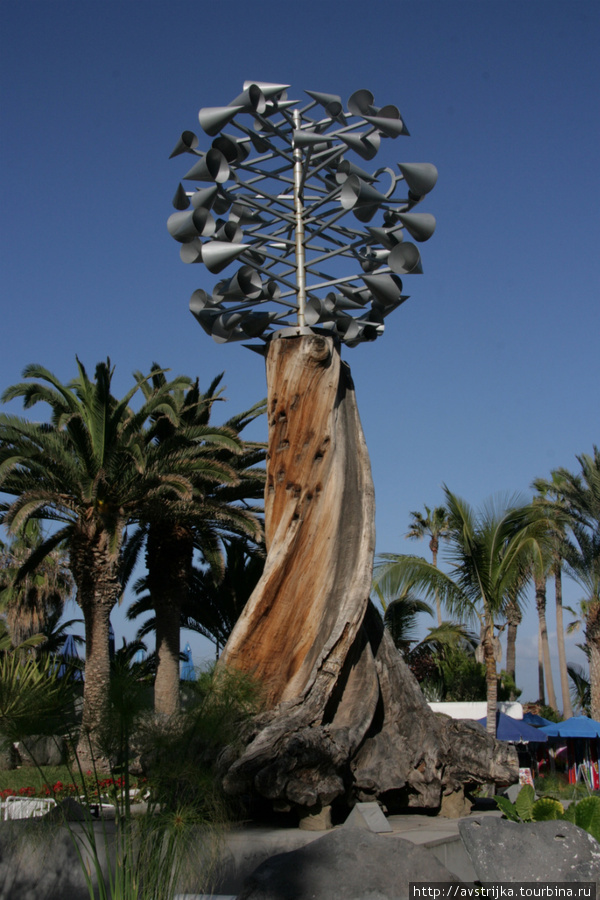 необычная скульптура из дерева в Пуэрто-де-ла-Крус Остров Тенерифе, Испания