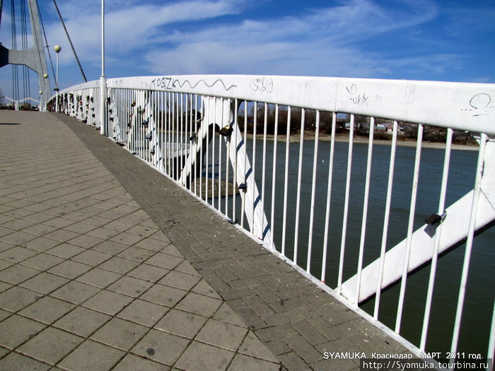 Построен мост пару лет назад, соединив мало посещаемый прежде, удаленный острый мыс Парка 30-летия Победы с материком. Краснодар, Россия