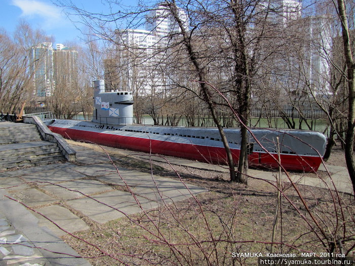 На берегу Затона стоит настоящая подводная лодка. Краснодар, Россия